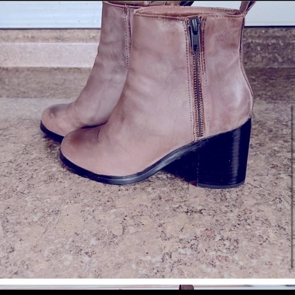 Elegant Tan Heeled Boots